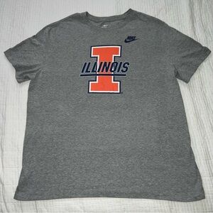 Nike University of Illinois Fighting Illini Grey Short Sleeve Tshirt
• XL